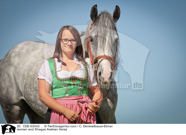 Frau und Shagya Araber / woman and Shagya Arabian Horse / CDE-02042