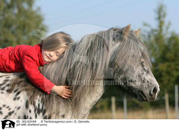 Mdchen auf Shetland Pony / girl with shetland pony / SG-02448