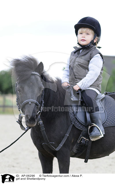 Mdchen und Shetlandpony / girl and Shetlandpony / AP-06296