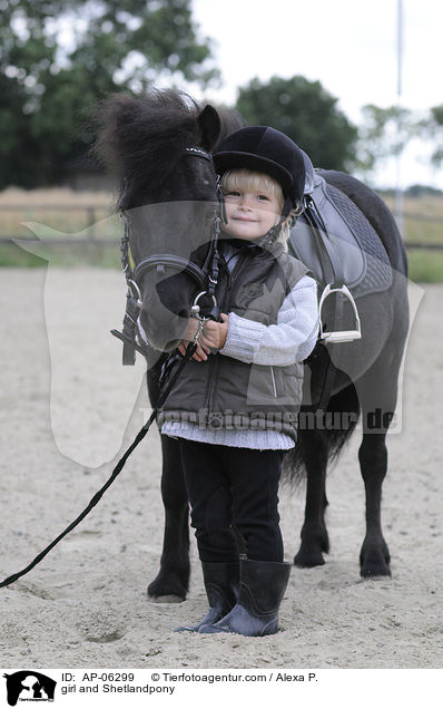Mdchen und Shetlandpony / girl and Shetlandpony / AP-06299