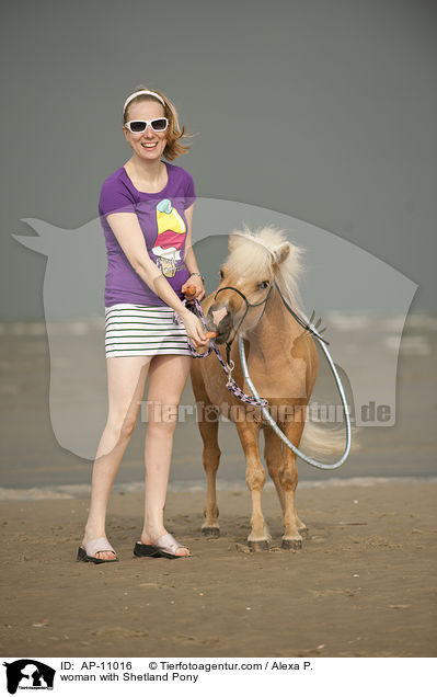 Frau mit Shetland Pony / woman with Shetland Pony / AP-11016