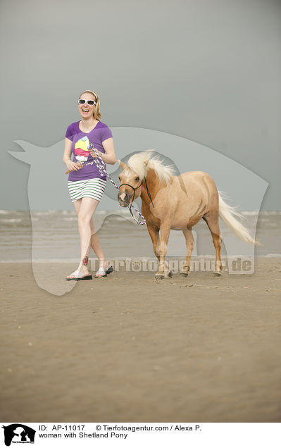 Frau mit Shetland Pony / woman with Shetland Pony / AP-11017