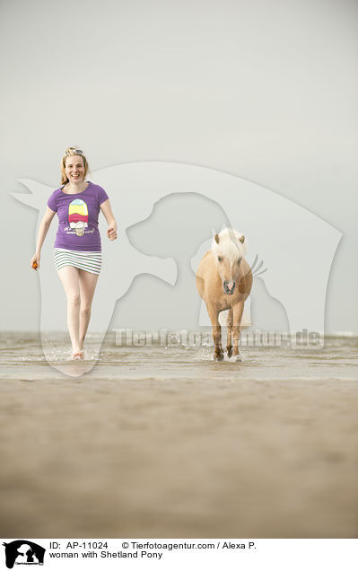 Frau mit Shetland Pony / woman with Shetland Pony / AP-11024