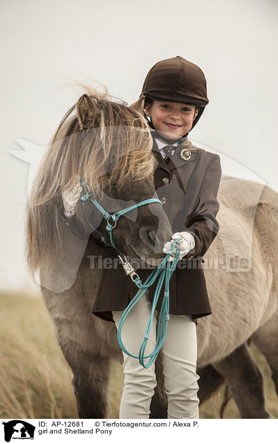 Mdchen und Shetland Pony / girl and Shetland Pony / AP-12681