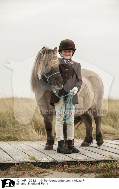 Mdchen und Shetland Pony / girl and Shetland Pony / AP-12682