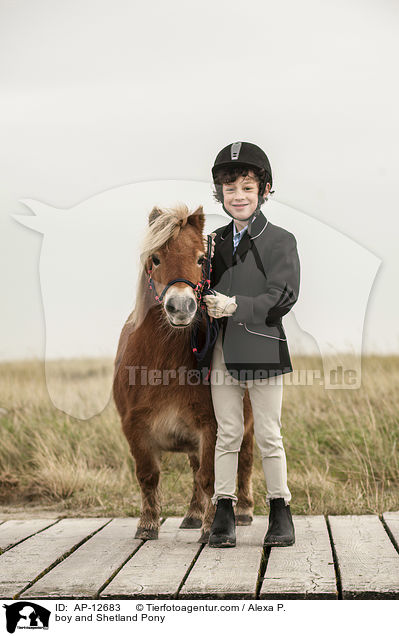 Junge und Shetland Pony / boy and Shetland Pony / AP-12683
