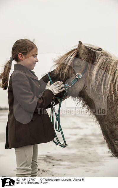 Mdchen und Shetland Pony / girl and Shetland Pony / AP-12707
