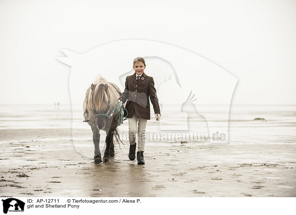 Mdchen und Shetland Pony / girl and Shetland Pony / AP-12711