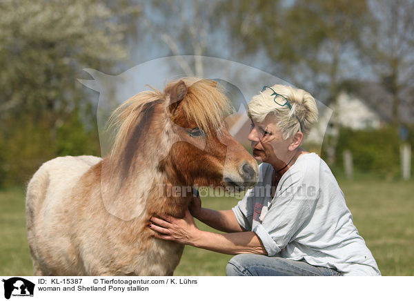 Frau und Shetland Pony Hengst / woman and Shetland Pony stallion / KL-15387