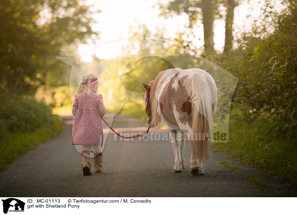 Mdchen mit Shetlandpony / girl with Shetland Pony / MC-01113