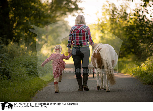 Menschen mit Shetlandpony / humans with Shetland Pony / MC-01114