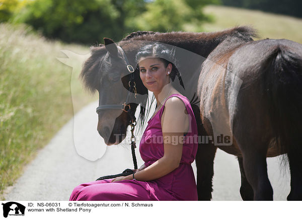 Frau mit Shetlandpony / woman with Shetland Pony / NS-06031