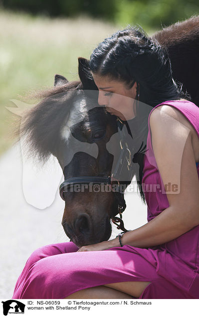 Frau mit Shetlandpony / woman with Shetland Pony / NS-06059