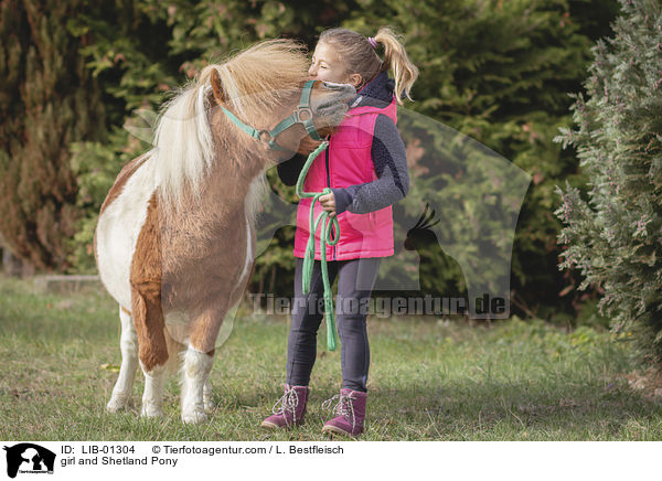 Mdchen und Shetland Pony / girl and Shetland Pony / LIB-01304
