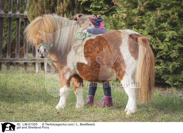 Mdchen und Shetland Pony / girl and Shetland Pony / LIB-01305
