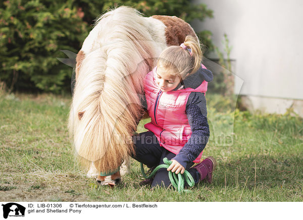 Mdchen und Shetland Pony / girl and Shetland Pony / LIB-01306