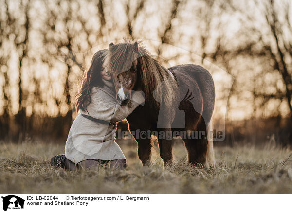 Frau und Shetland Pony / woman and Shetland Pony / LB-02044