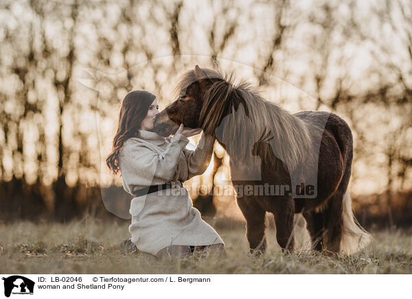 Frau und Shetland Pony / woman and Shetland Pony / LB-02046