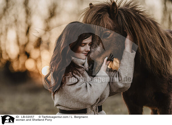 Frau und Shetland Pony / woman and Shetland Pony / LB-02057