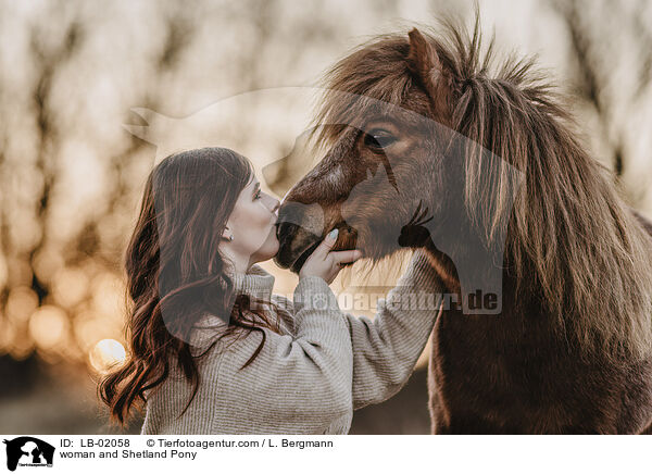 Frau und Shetland Pony / woman and Shetland Pony / LB-02058