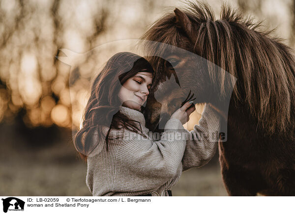 Frau und Shetland Pony / woman and Shetland Pony / LB-02059