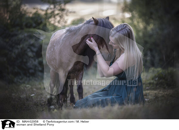 Frau und Shetland Pony / woman and Shetland Pony / MAH-02958