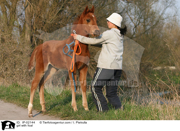 girl with foal / IP-02144