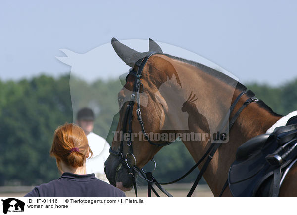 Pferd und Mensch / woman and horse / IP-01116