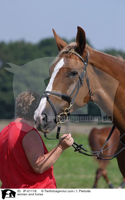 Pferd und Mensch / woman and horse / IP-01118