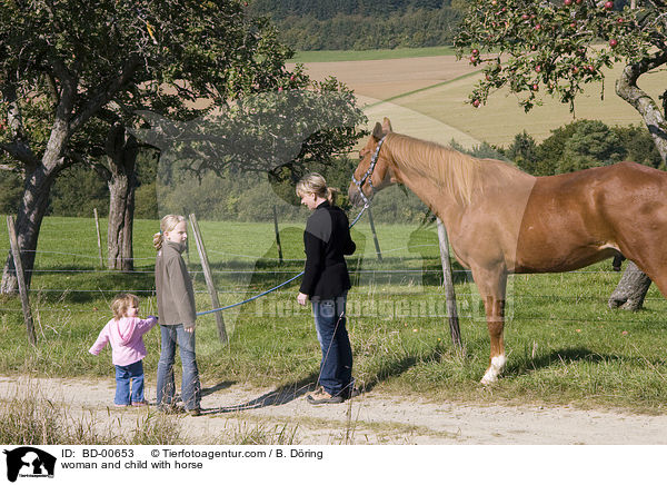 Frau und Kind mit Pferd / woman and child with horse / BD-00653