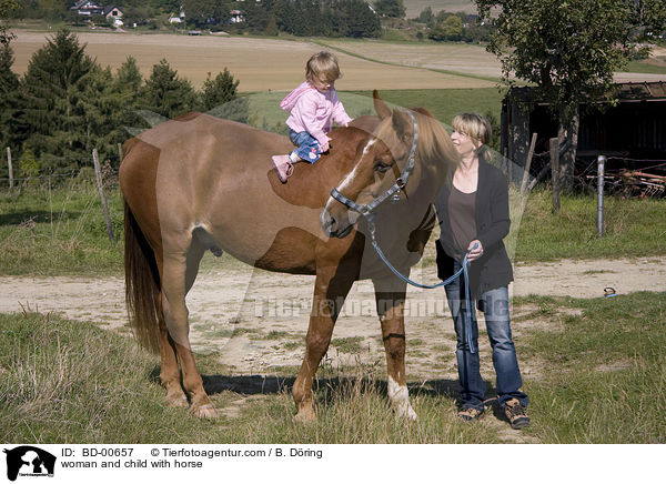 Frau und Kind mit Pferd / woman and child with horse / BD-00657