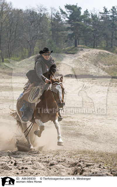 woman rides Horse / AM-06939