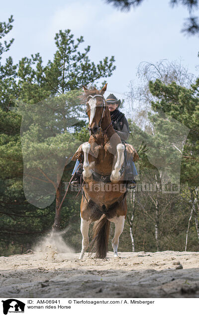 woman rides Horse / AM-06941
