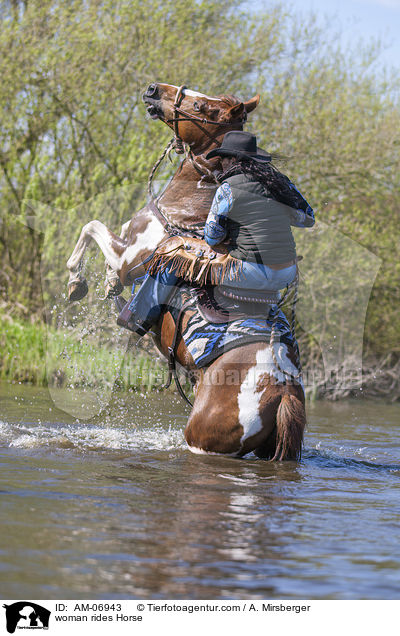Frau reitet Pferd / woman rides Horse / AM-06943