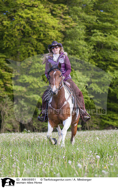 Frau reitet Pferd / woman rides Horse / AM-06951