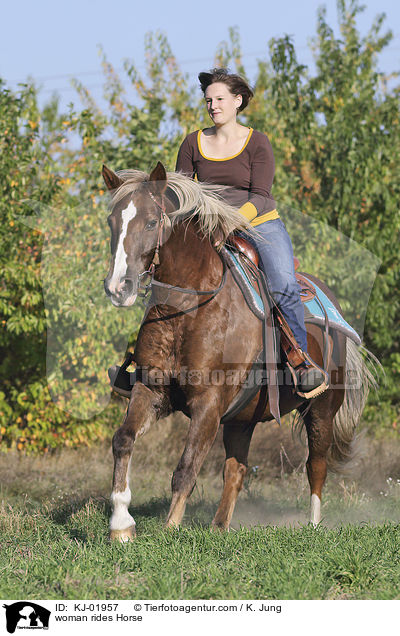 Frau reitet Pferd / woman rides Horse / KJ-01957