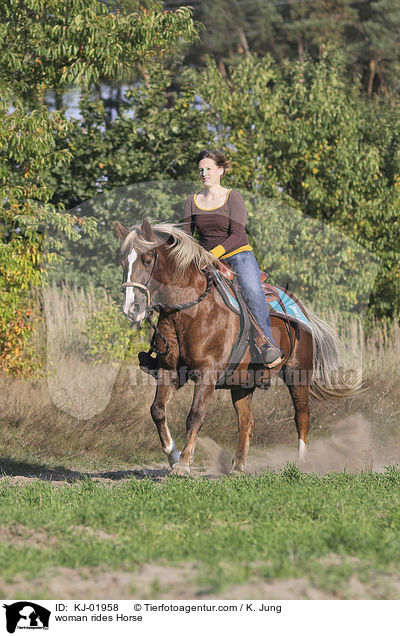 Frau reitet Pferd / woman rides Horse / KJ-01958