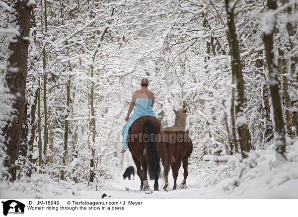 Frau reitet im Kleid durch den Schnee / Woman riding through the snow in a dress / JM-18949