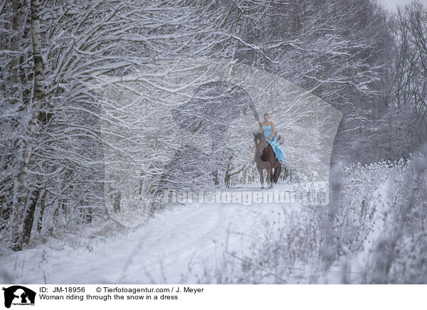 Frau reitet im Kleid durch den Schnee / Woman riding through the snow in a dress / JM-18956