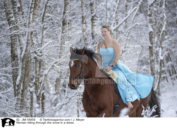Frau reitet im Kleid durch den Schnee / Woman riding through the snow in a dress / JM-18959