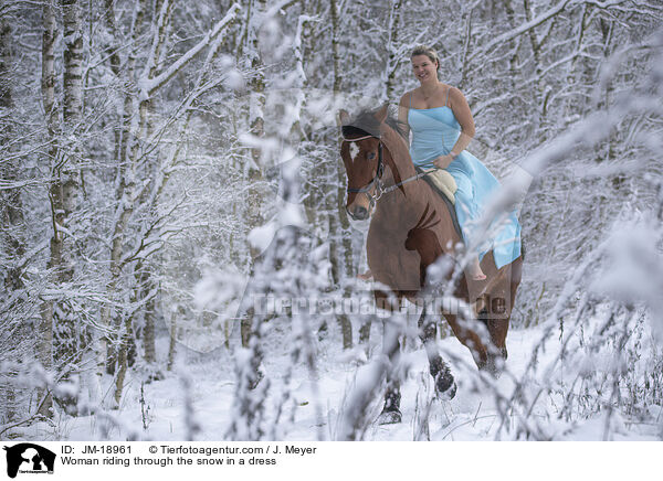 Frau reitet im Kleid durch den Schnee / Woman riding through the snow in a dress / JM-18961
