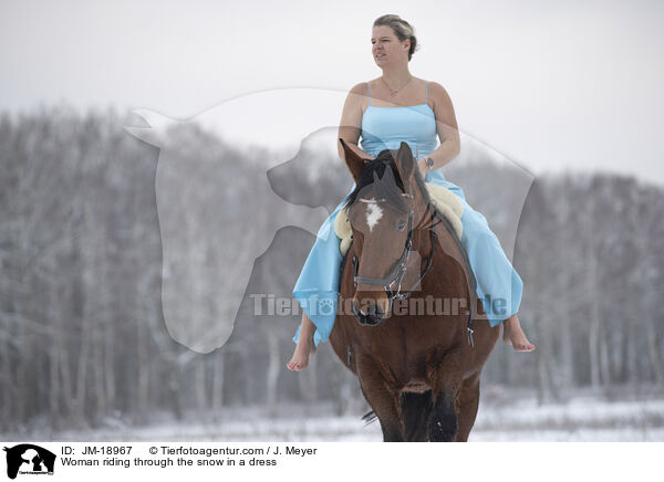 Frau reitet im Kleid durch den Schnee / Woman riding through the snow in a dress / JM-18967