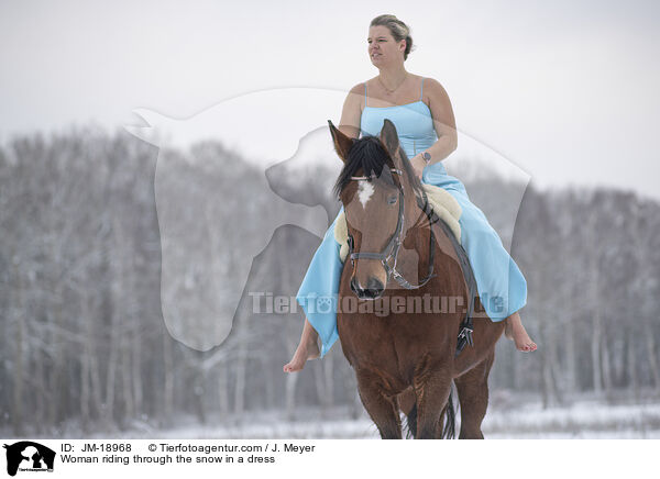 Frau reitet im Kleid durch den Schnee / Woman riding through the snow in a dress / JM-18968