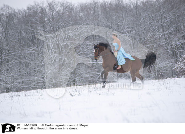 Frau reitet im Kleid durch den Schnee / Woman riding through the snow in a dress / JM-18969