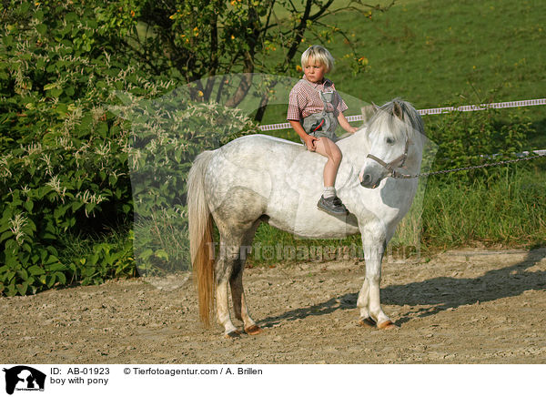 Junge und Pony / boy with pony / AB-01923