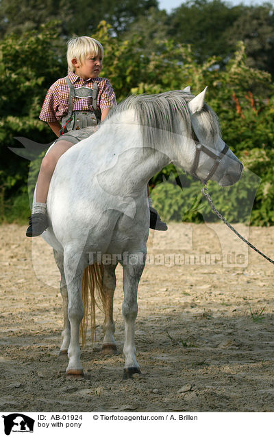Junge und Pony / boy with pony / AB-01924