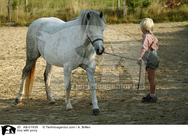 boy with pony / AB-01939