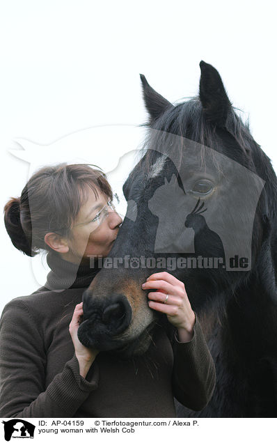 junge Frau mit Welsh Cob / young woman with Welsh Cob / AP-04159