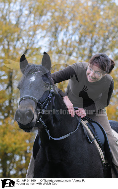 junge Frau mit Welsh Cob / young woman with Welsh Cob / AP-04160