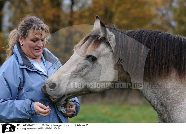 junge Frau mit Welsh Cob / young woman with Welsh Cob / AP-04235